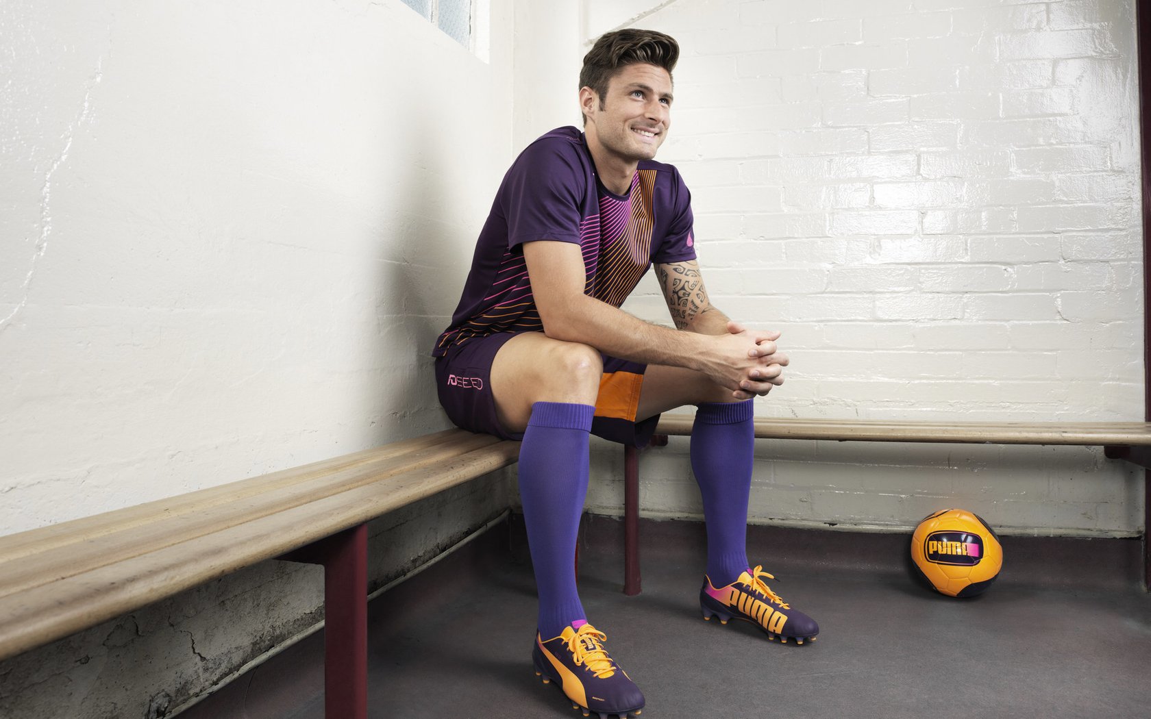 爱游戏官方网站入口登录-伊朗女足雪地穿花绕树破门，全网热传，伊朗女球迷看足球赛